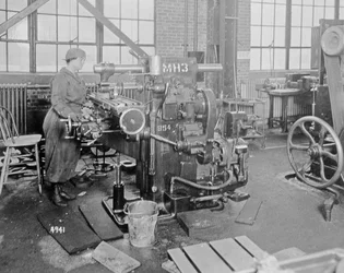 Arbeiterin in einer Fabrik während des Ersten Weltkriegs, um 1917